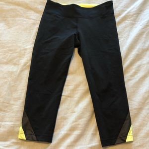 Medium Under Armour fitted All Season Capri